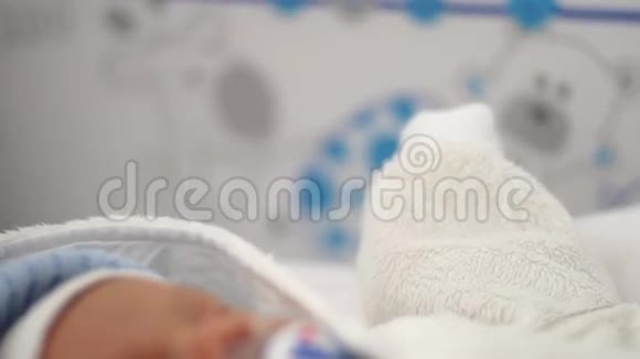 美丽的睡眠婴儿特写镜头多莉的手在新生婴儿的脸浅深的领域视频的预览图