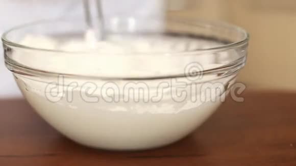 厨师搅拌机搅拌奶油视频的预览图