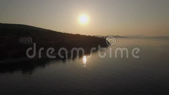日落时带绿色高地和海洋的空中景观希腊视频的预览图