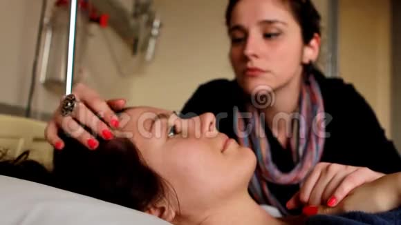 女人舔病人的脸颊视频的预览图