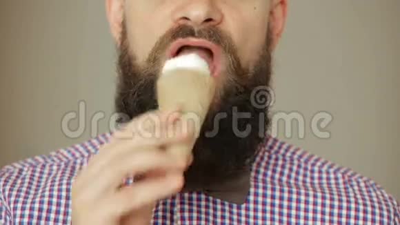 穿格子衬衫戴蝴蝶结的胡子男吃冰淇淋视频的预览图