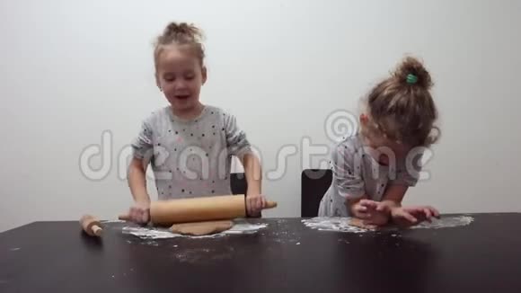 快乐的双胞胎女孩在厨房准备饼干在现实生活中的休闲生活照片圣诞饼干视频的预览图