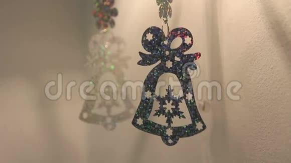 以铃铛的形式装饰圣诞视频的预览图