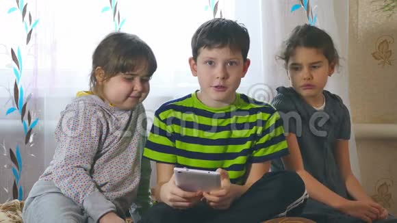 孩子们玩平板电脑女孩和一个男孩视频的预览图