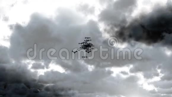 万圣节蝙蝠在多云的天空中飞行视频的预览图