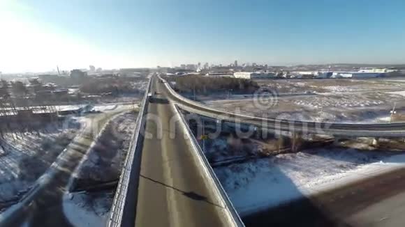 冬季空中观景路交叉口视频的预览图