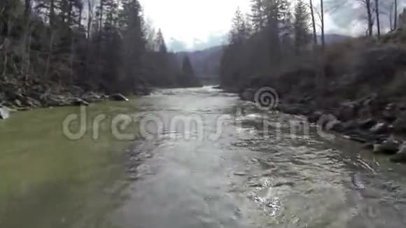 高山河上泉水蒸汽的空中拍摄视频的预览图