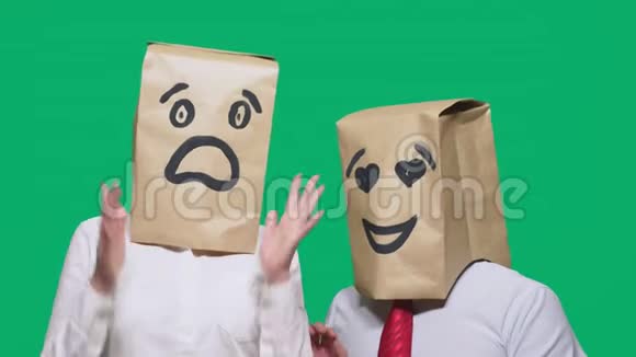 情感概念手势两个人头上戴着袋子脸上画着表情符号微笑着眼睛里视频的预览图