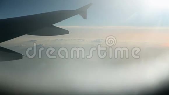 用飞机在云层上空飞行视频的预览图