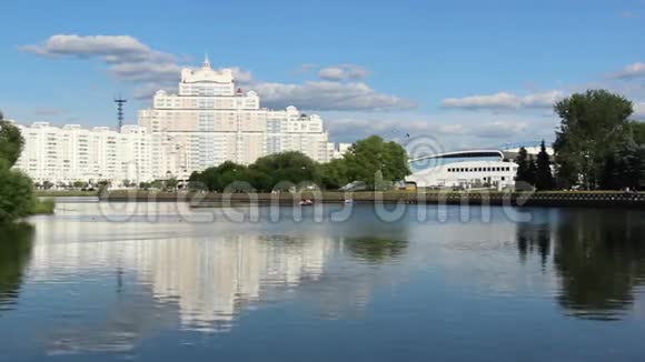 明斯克的城市河流飞翔的海鸥视频的预览图
