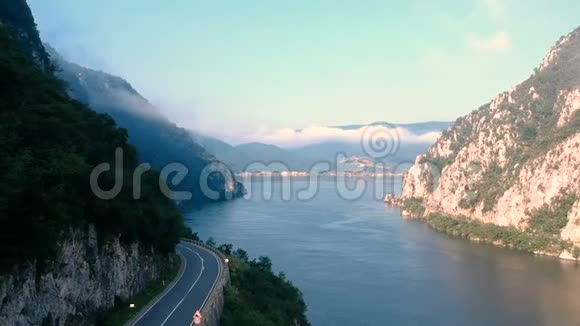 罗马尼亚多瑙河峡谷夏季空中景观视频的预览图