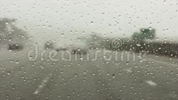 在高速公路上行驶时挡风玻璃上的雨雾视频的预览图