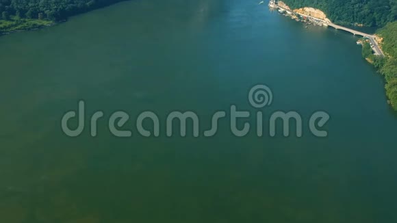 罗马尼亚多瑙河峡谷夏季空中景观视频的预览图