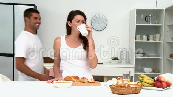 可爱的一对夫妇一起准备早餐视频的预览图