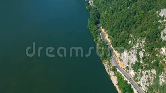 罗马尼亚多瑙河峡谷夏季空中景观视频的预览图