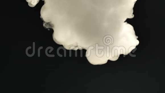 现实的烟云雾从框架中飞了出来好的镜头效果和过渡黑烟云视频的预览图
