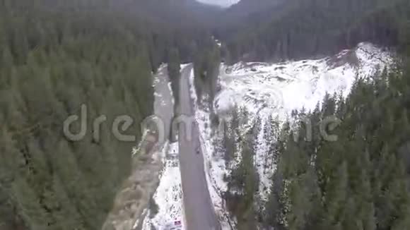公路附近山区河流的空中拍摄视频的预览图