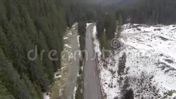 公路附近山区河流的空中拍摄视频的预览图
