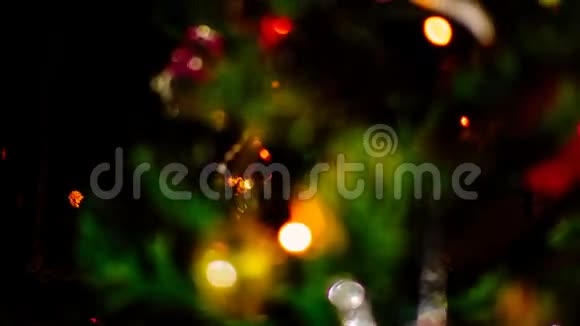 摄像机拍摄一棵圣诞树上面有一个天使视频的预览图