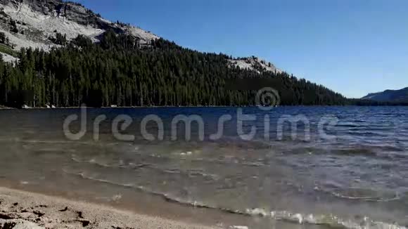 加州约塞米蒂湖高山小浪视频的预览图