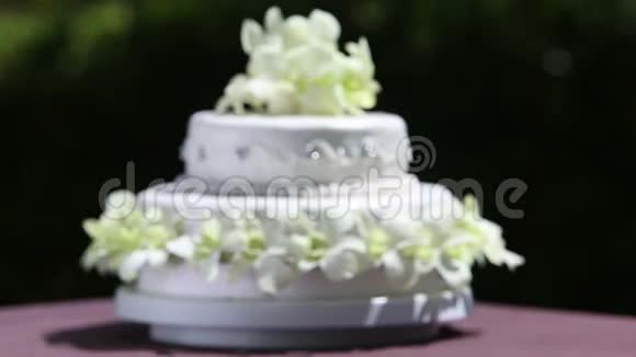 用兰花和珠饰婚礼蛋糕视频的预览图