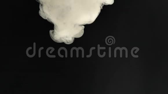 现实的烟云雾从框架中飞了出来好的镜头效果和过渡黑烟云视频的预览图