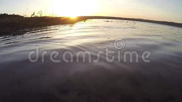 湖和晚霞平静的水风景美丽视频的预览图