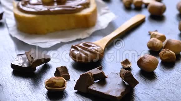 面包片和巧克力奶油视频的预览图