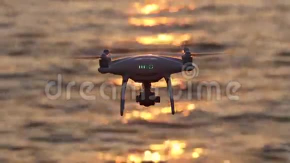 遥控无人驾驶飞机在海面上闪耀着阳光视频的预览图