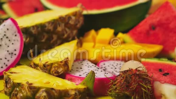 混合热带水果特写新鲜水果切片背景视频的预览图