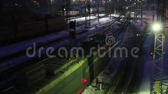 火车在冬夜开往铁路视频的预览图