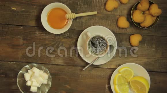 一杯木桌上放着新鲜的绿茶视频的预览图