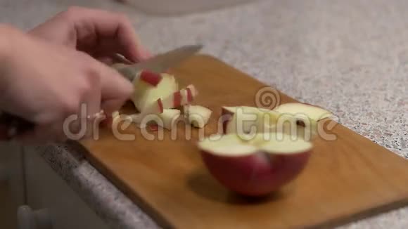 女孩把苹果切成小块视频的预览图