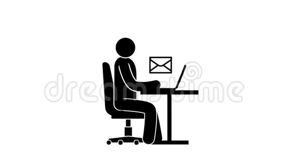 个人通过笔记本电脑接收和发送电子邮件视频的预览图