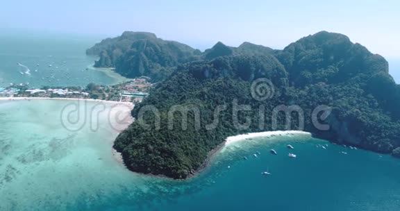 空中无人机视频标志性的热带海滩和度假胜地菲菲岛和永卡森湾被称为猴子海滩视频的预览图