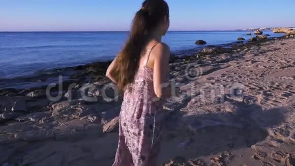早上赤脚在海滩上奔跑的女孩视频的预览图