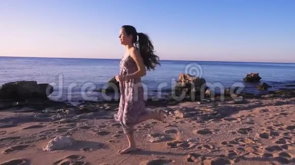 早上赤脚在海滩上奔跑的女孩视频的预览图