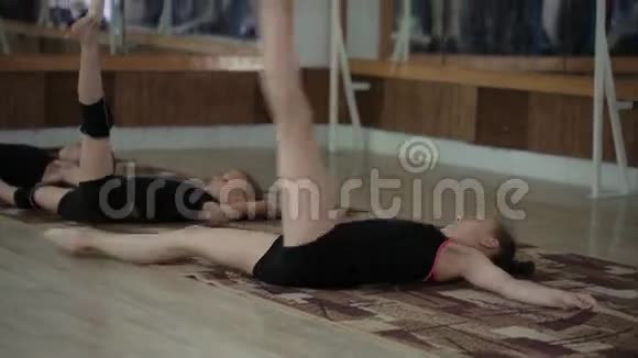 年轻女孩在健身房接受训练艺术体操中的练习视频的预览图