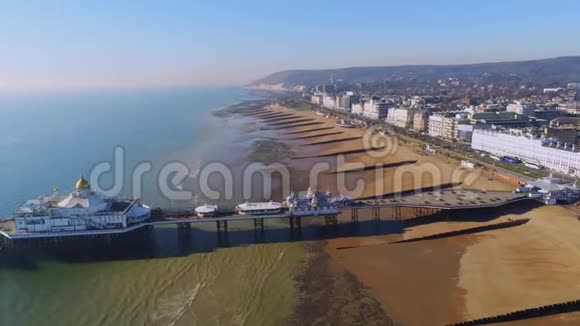 飞越英格兰南部海岸伊斯特伯恩码头视频的预览图