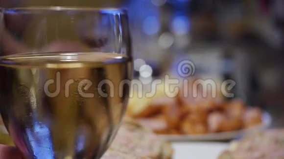桌上有酒的酒杯派对背景视频的预览图