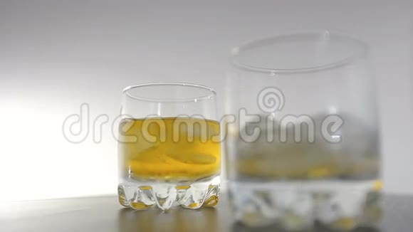 威士忌倒在两个玻璃里的冰上视频的预览图