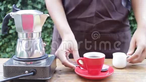 莫卡壶自制新鲜热浓咖啡杯视频的预览图