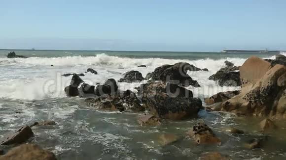 在多云的天气里大西洋海浪溅落在石头上视频的预览图