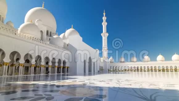 阿拉伯联合酋长国首都阿布扎比的谢赫扎耶德大清真寺延时超移视频的预览图