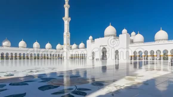 阿拉伯联合酋长国首都阿布扎比的谢赫扎耶德大清真寺延时超移视频的预览图