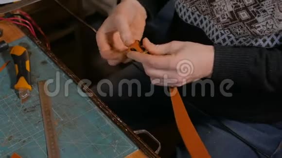 剥皮者用皮带工作视频的预览图
