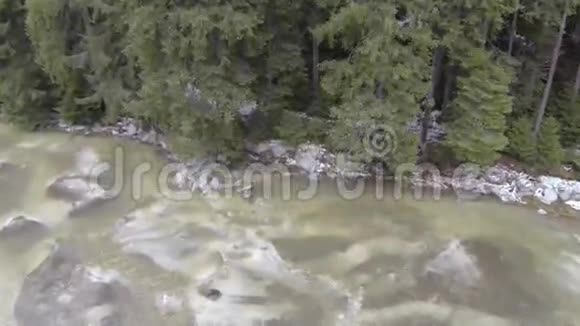 冬季水蒸气在山区河流上的空中拍摄视频的预览图