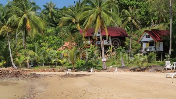 泰国KohWai岛棕榈树之间美丽的平房视频的预览图