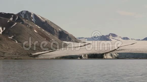 斯瓦尔巴海岸冰川从船上看夏季视频的预览图