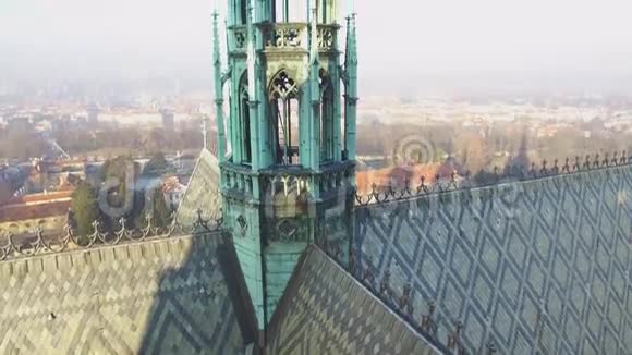 布拉格城堡建筑群哥特式圣维特大教堂的屋顶线视频的预览图